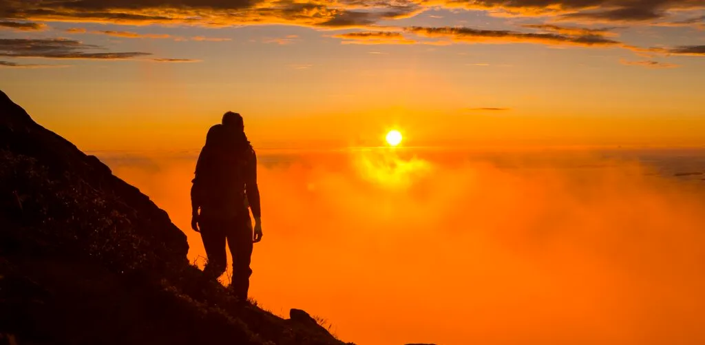 Hiking under the midnight sun. Photo Mats Grimsæth.