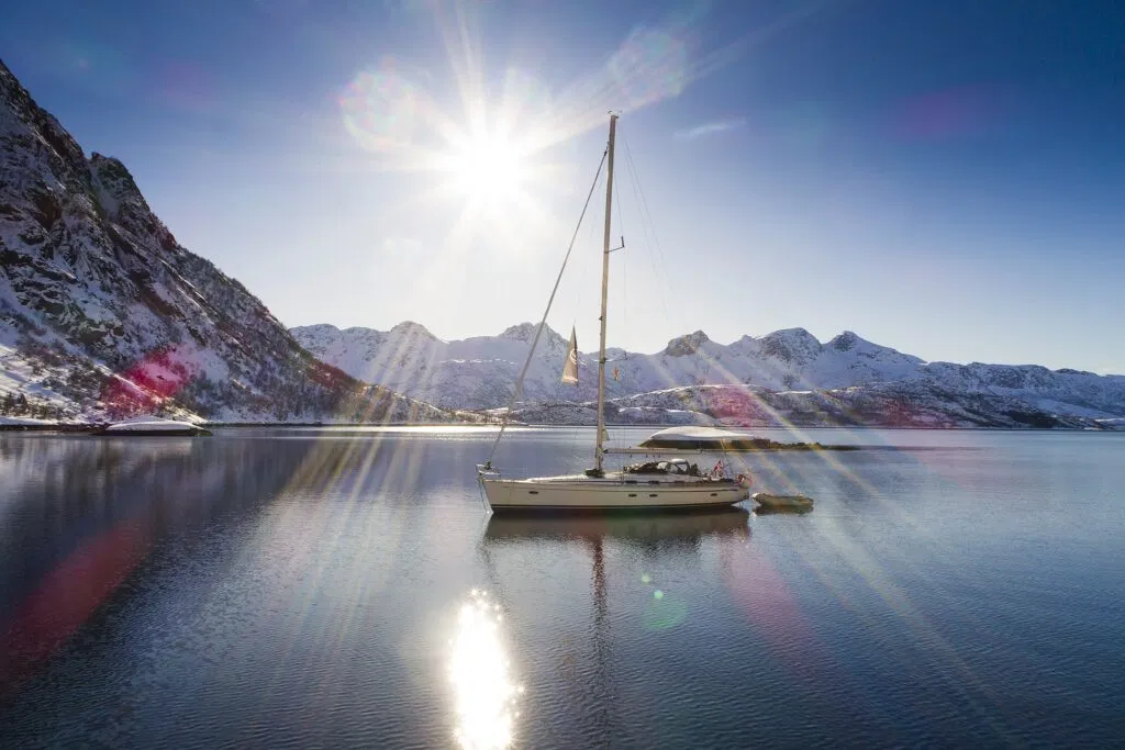 Humla Winter Sailing in the sun