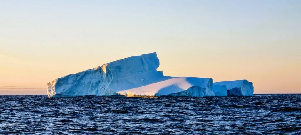 As we approached Greenland, we also encountered the first icebergs. The largest ones were over a kilometer in size.