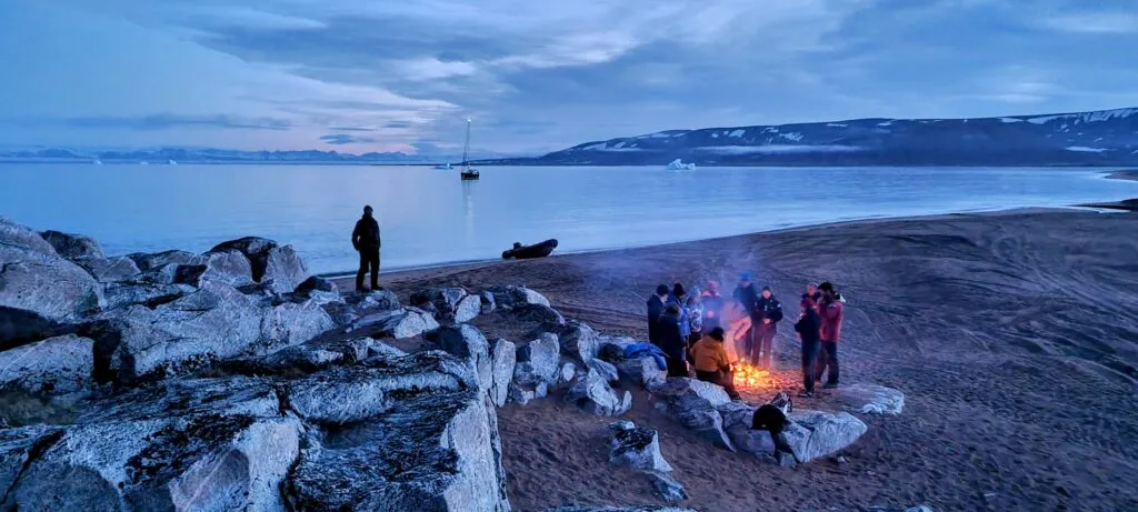 Beach landings and campfires in Hvalrosbugt in Scoresbysund.