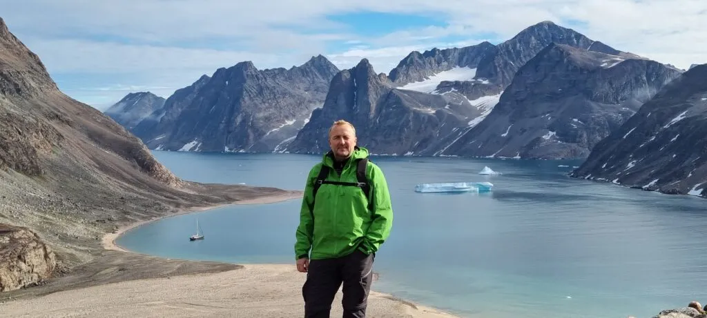 Lars, with Valiente in the background.