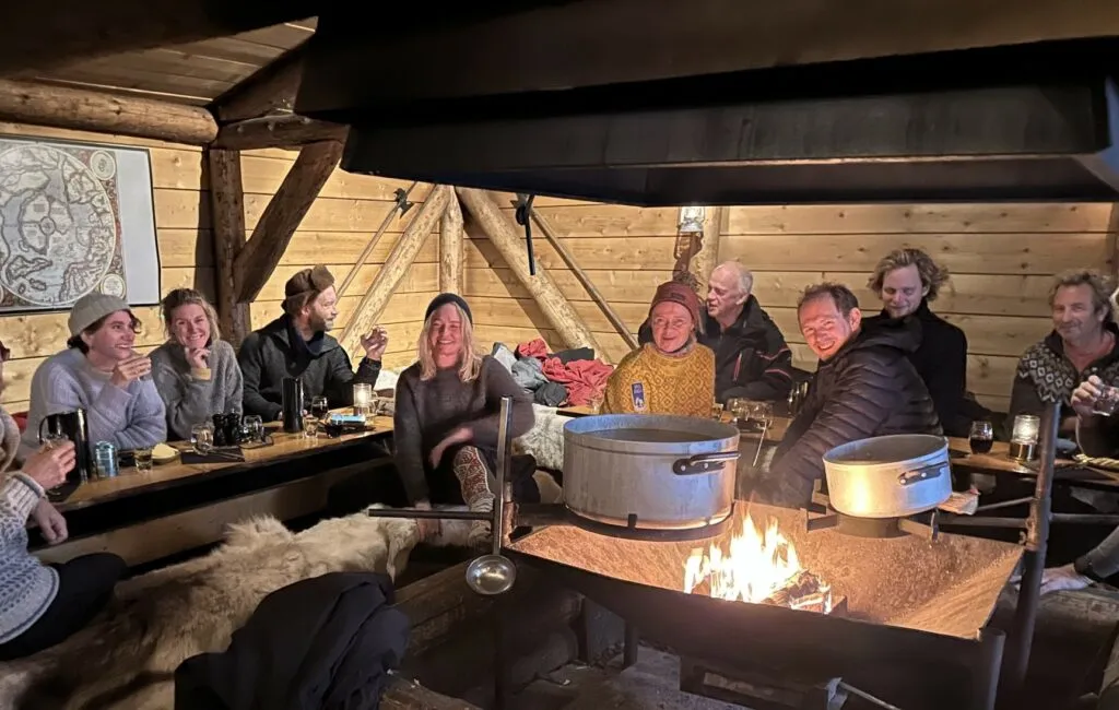 Villmarksaften, bidos og historiefortelling ute i Camp Barentz i Adventsdalen, med Hurtigruten Svalbard. 