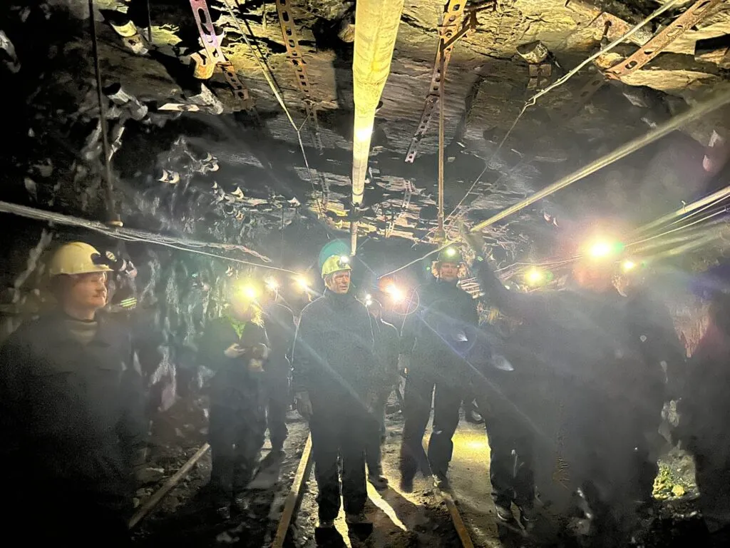 Vi vandrer langt, langt inn i gruva. Foto Anne Månum.