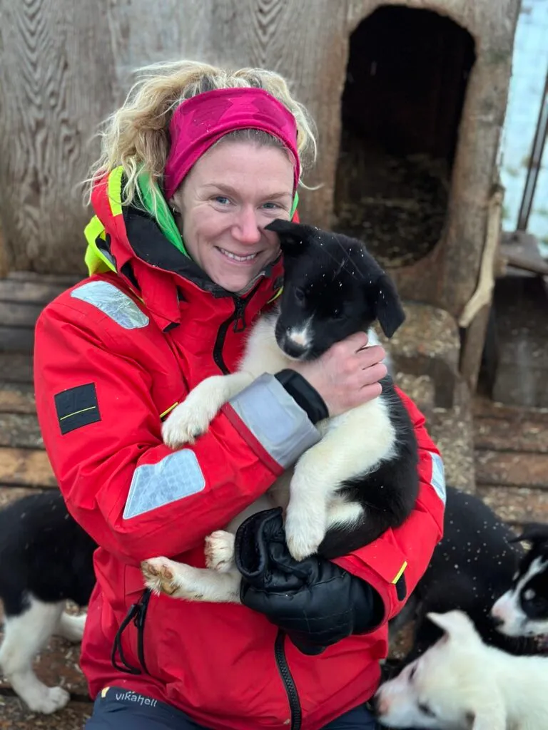 Tina koser med hundevalper.