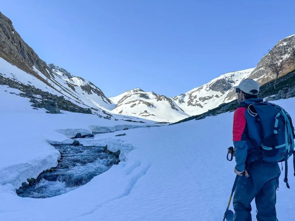 Jordi Tosas leading the pack towards Njalirášša. He has 30 years of experience as a guide in Chamonix and the Himalayas. This winter was his first season as a guide in Northern Norway and this was his 11th straight week on board Havblikk.