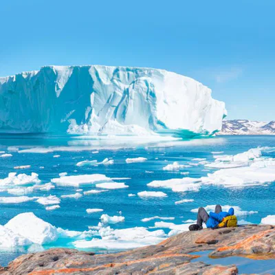 Concept environnemental, Un homme, Randonneur, Regardant, Un glacier en train de fondre